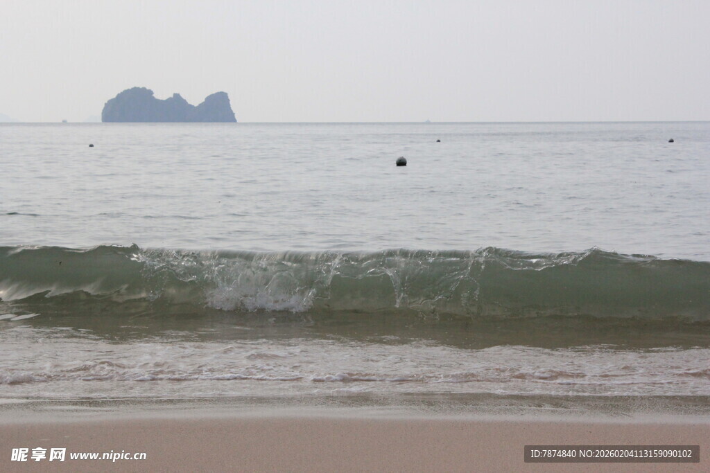越南海边波浪与远处岛屿景观