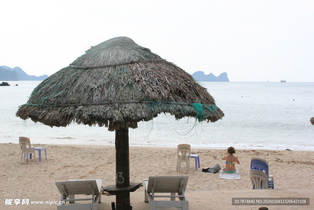 越南海滩遮阳伞下的休闲场景