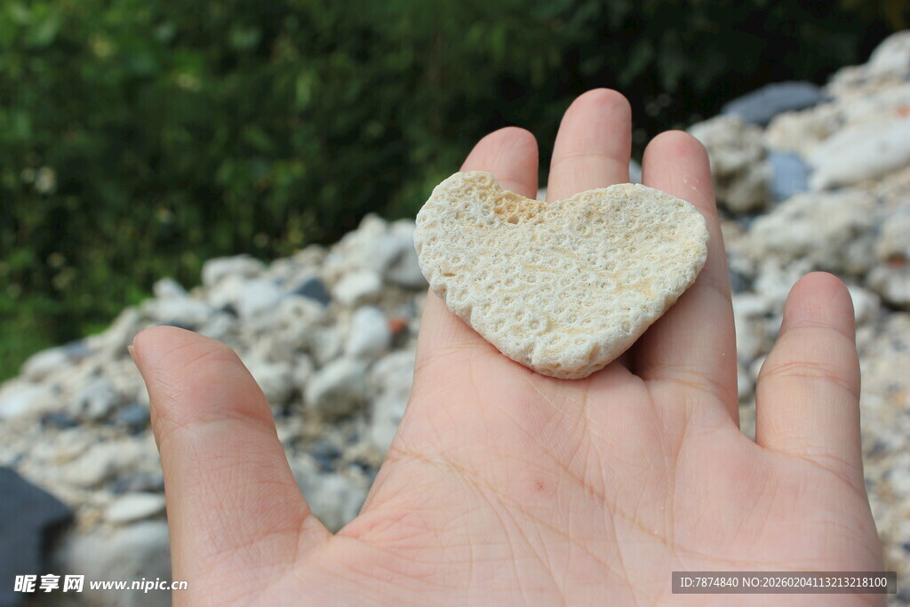 越南手心的编织爱心物件