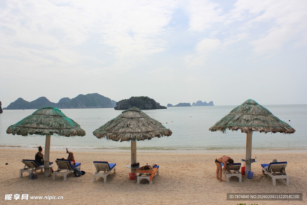 越南海滨沙滩遮阳伞下休闲场景
