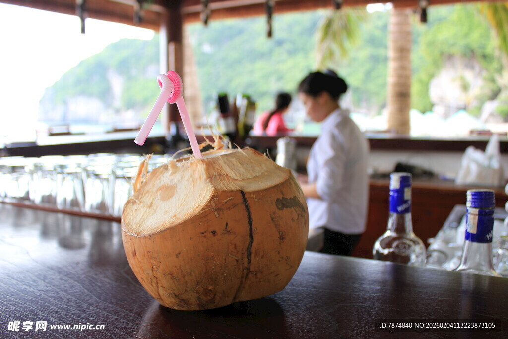 越南吧台边的新鲜椰子饮品