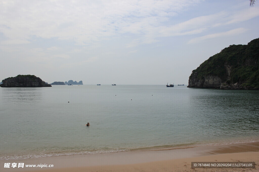 越南宁静海滩与远处岛屿风光