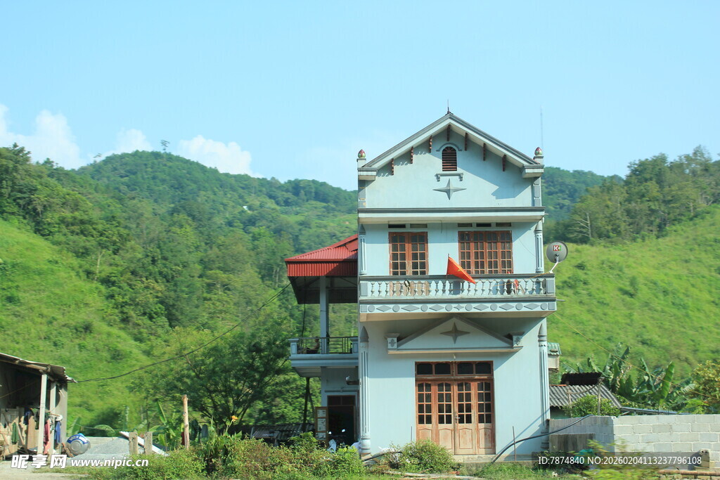 越南山间蓝瓦两层民居