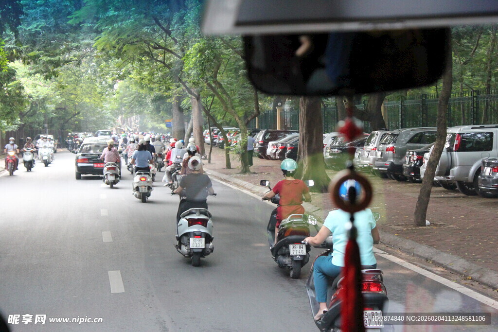 越南街道上的摩托车与行人景象