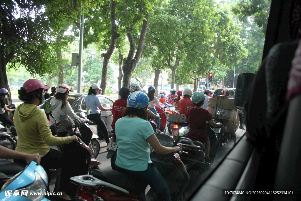 越南街头摩托车骑行人群景象