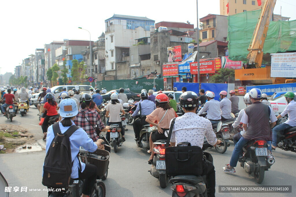 越南繁忙街道上的摩托车骑行场景
