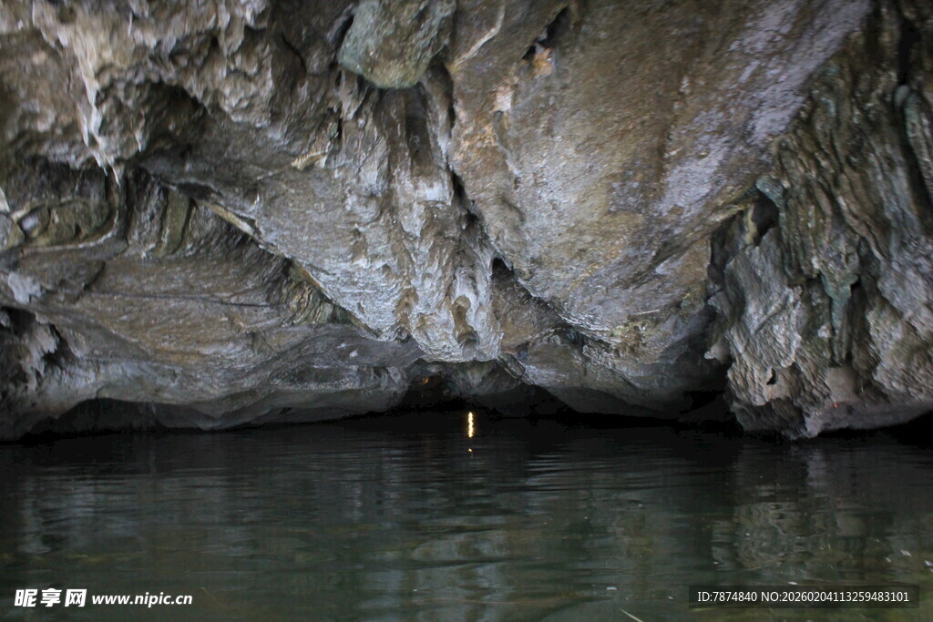 越南地下溶洞中的静谧水面