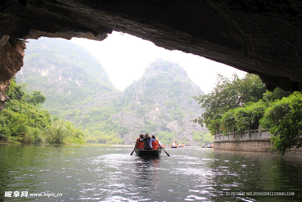 越南溶洞下泛舟赏山水美景
