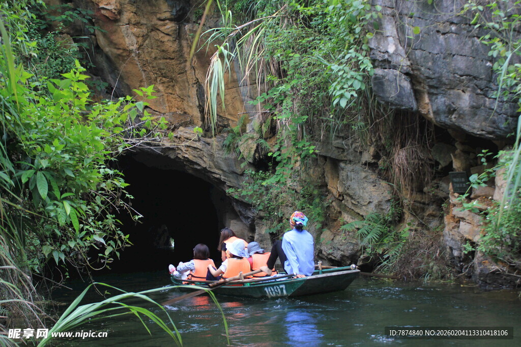 越南洞穴河道上的皮划艇之旅