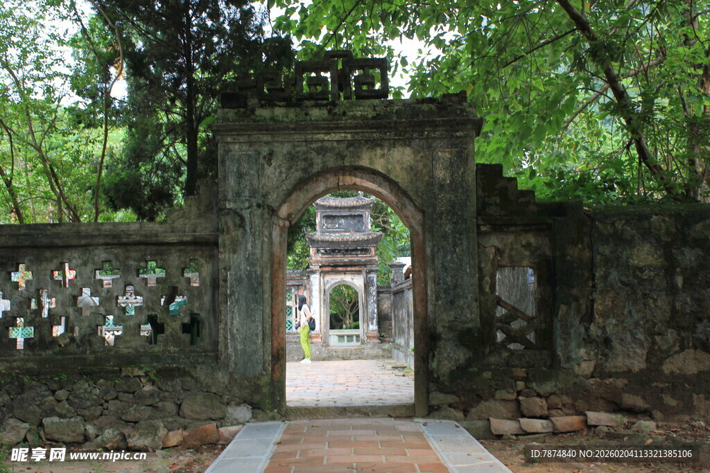 越南古朴中式拱门庭院景致