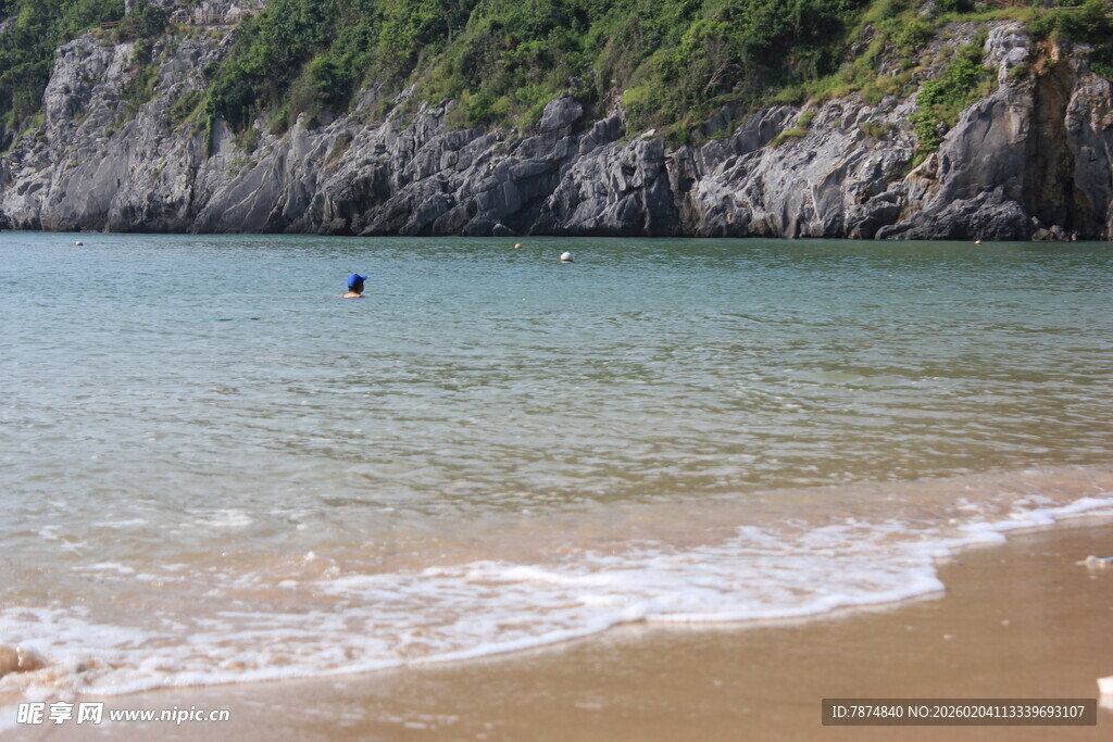 越南宁静海滩与海中畅游者