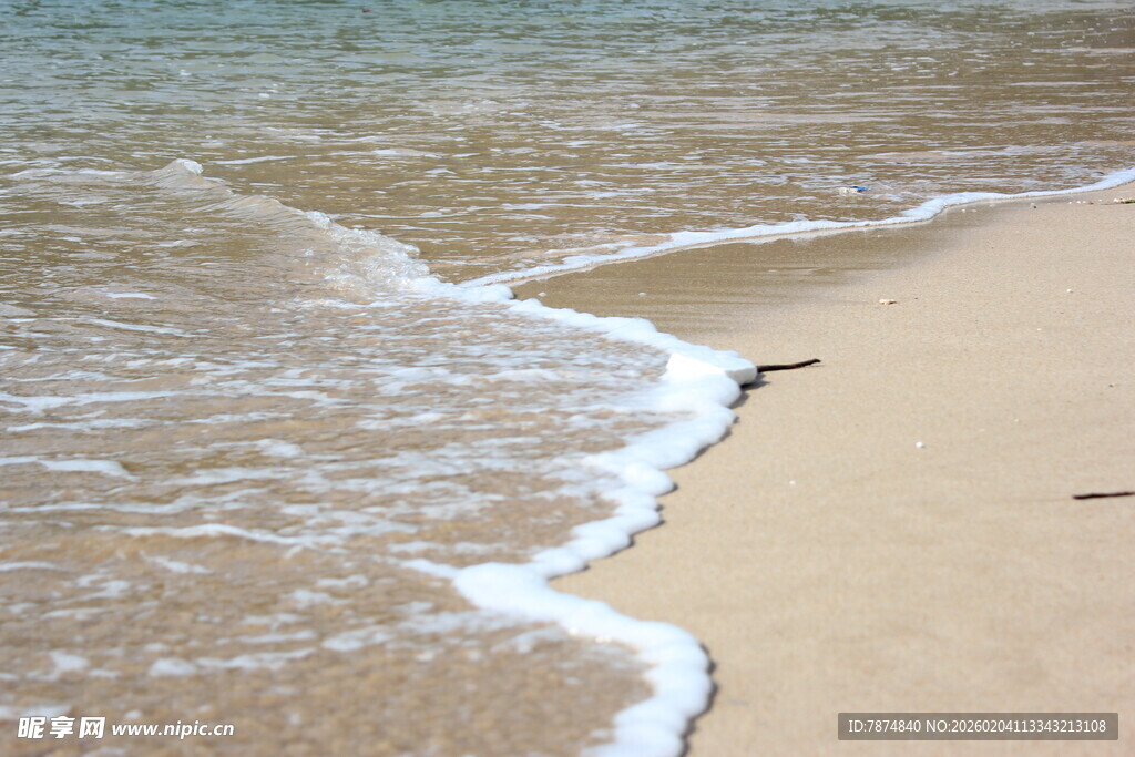 越南海浪轻拍沙滩的美丽瞬间