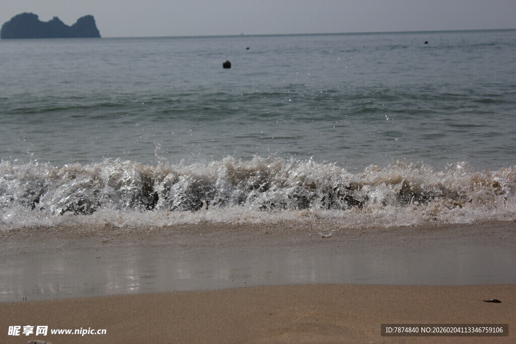 越南海浪拍打沙滩的美丽景象