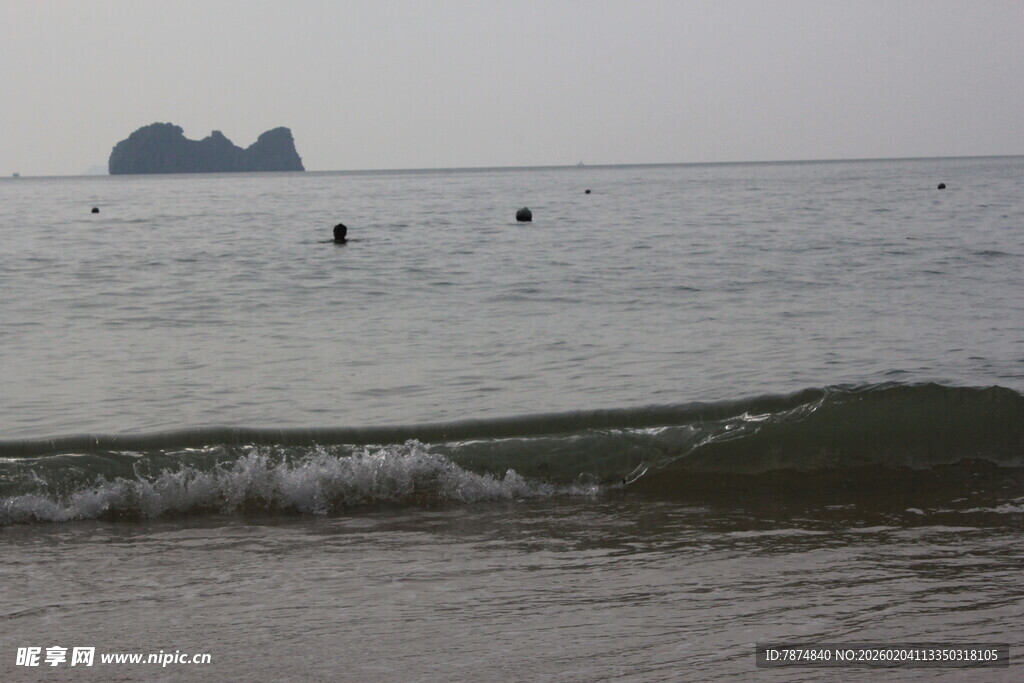 越南海边远景 海面人影与礁石