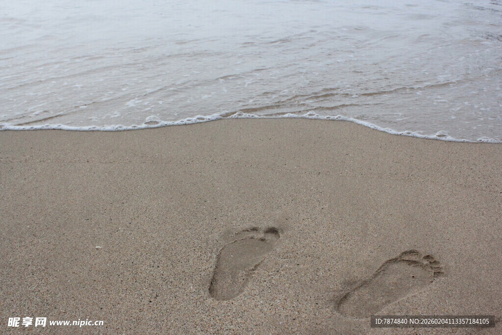 越南沙滩上的足迹