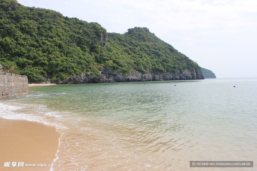 越南美丽海岸边的青山绿水