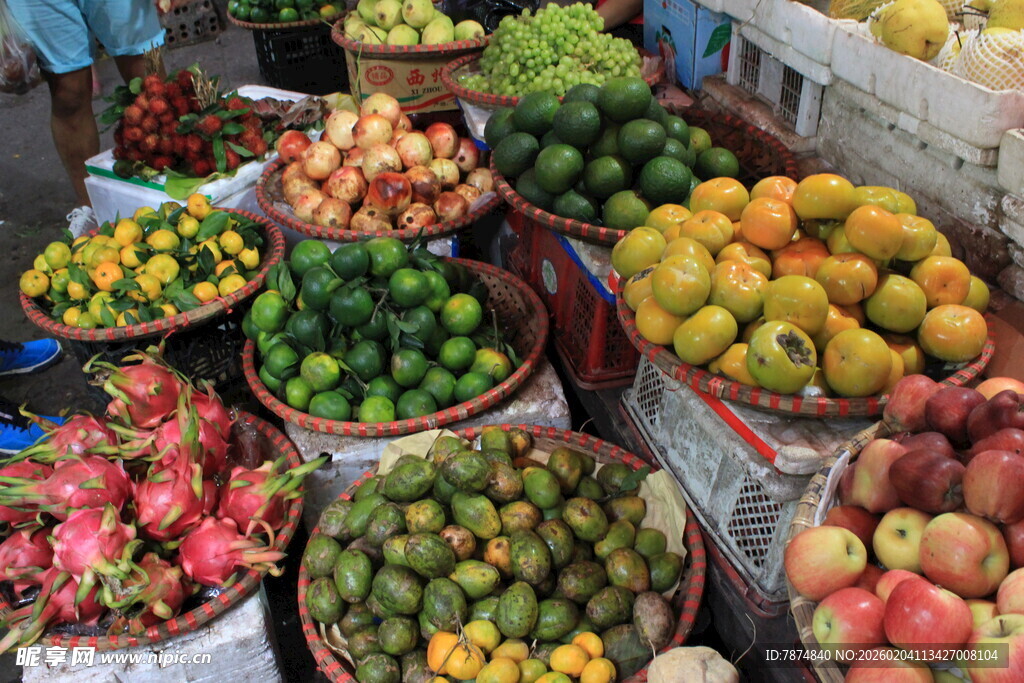 越南缤纷水果摆满摊