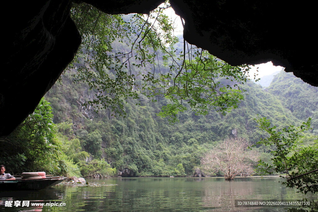 越南山水溶洞间的静谧风光