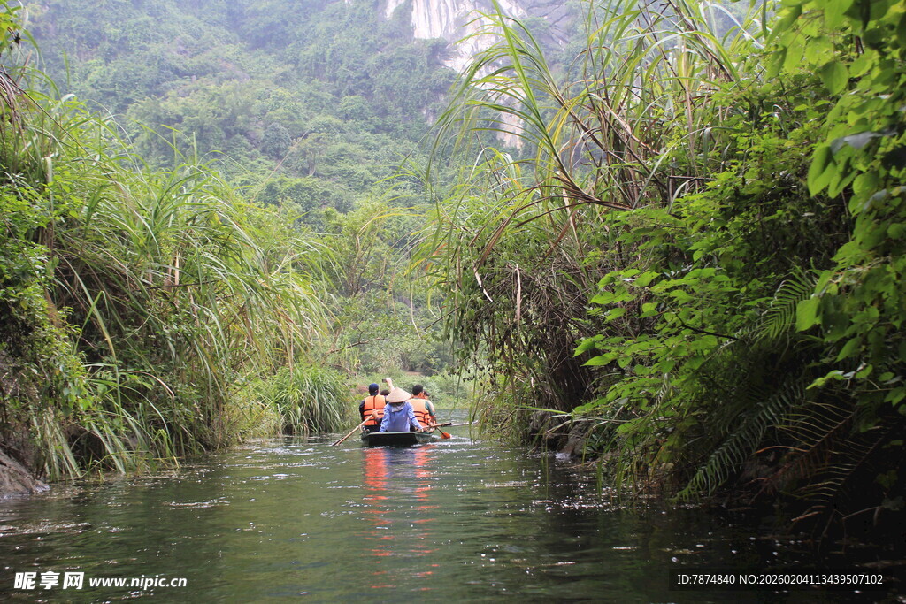 越南河上漂流 穿梭绿意之间