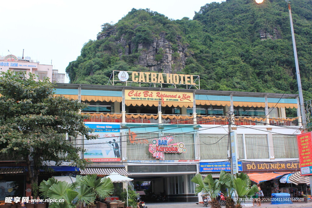 越南越南街边商铺与背后山峦