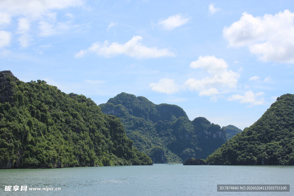 越南秀丽山水间的宁静湖泊