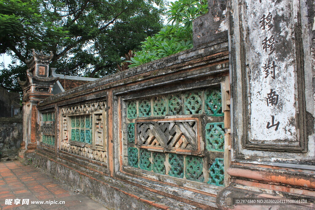 越南古老砖墙的精美装饰图案