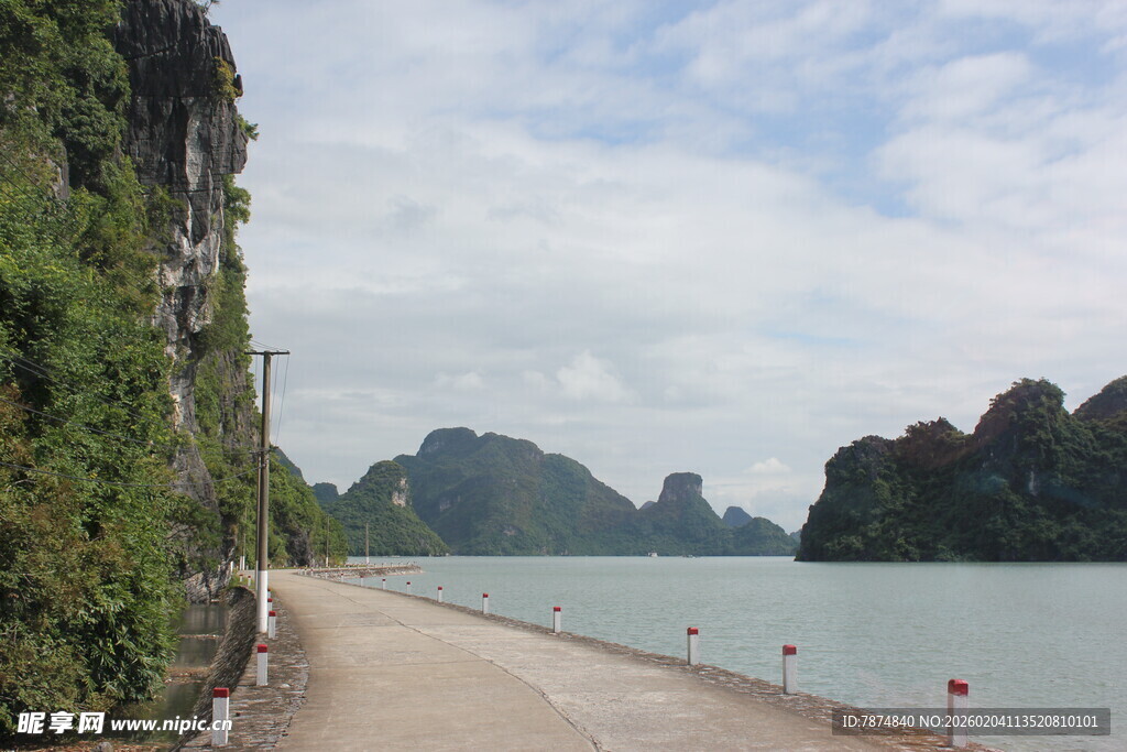 越南海边公路旁的秀丽山水景
