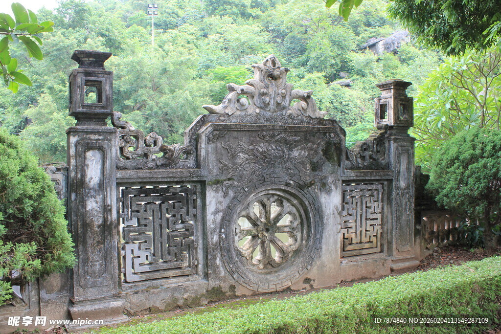 越南古老精致的户外石制装饰