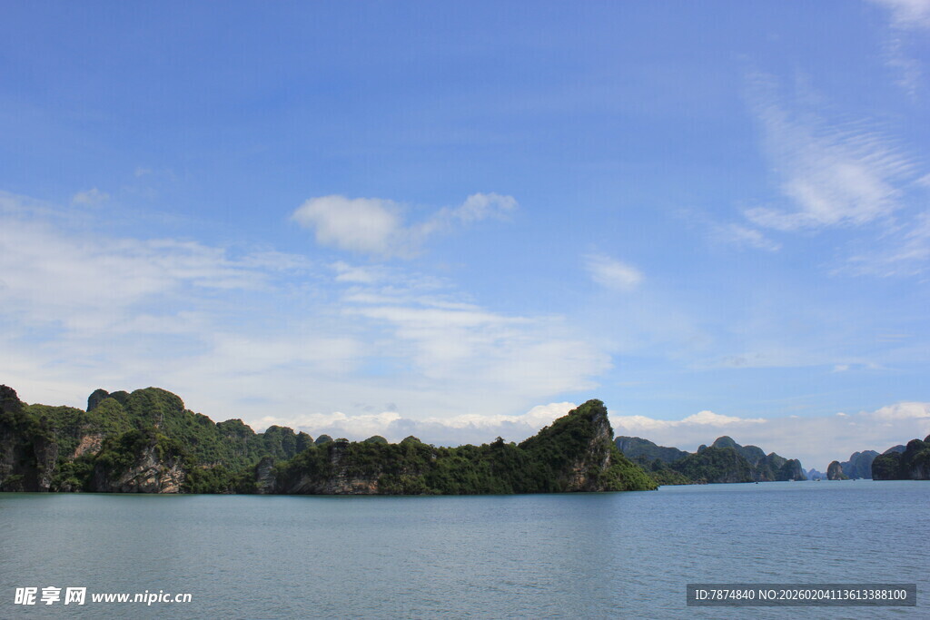 越南美丽湖景与远处山峦