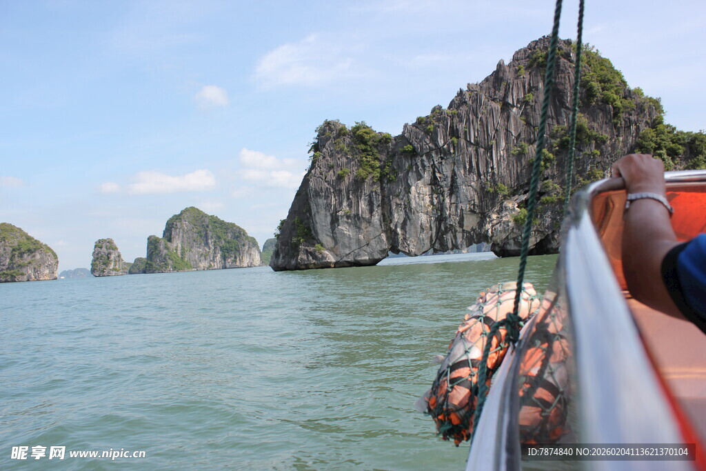 越南乘船游览海上奇特岩石