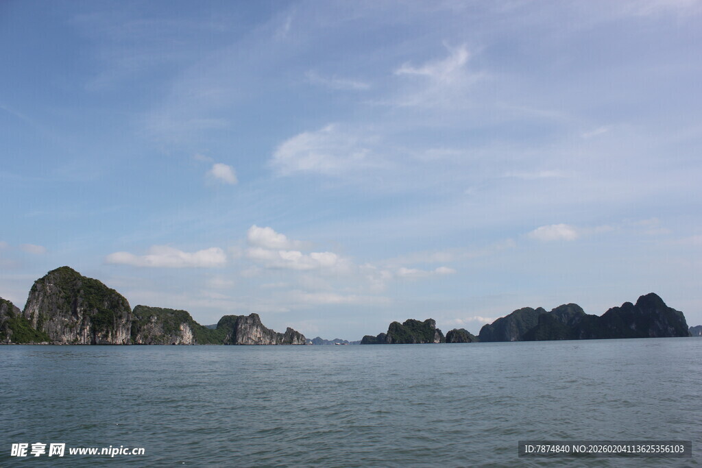 越南海上奇景 蓝天碧水与岩岛