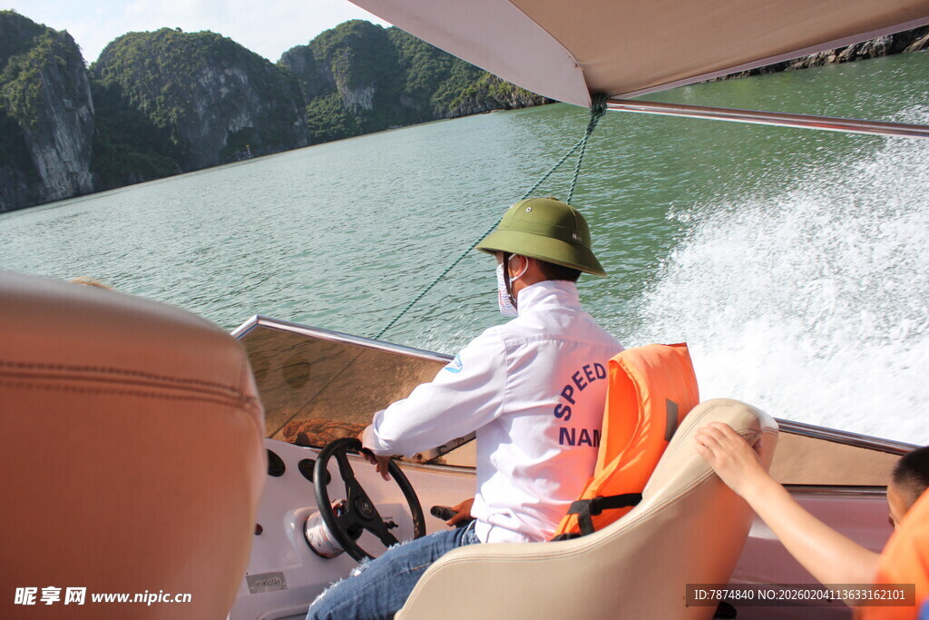 越南乘船游览美丽山水景色