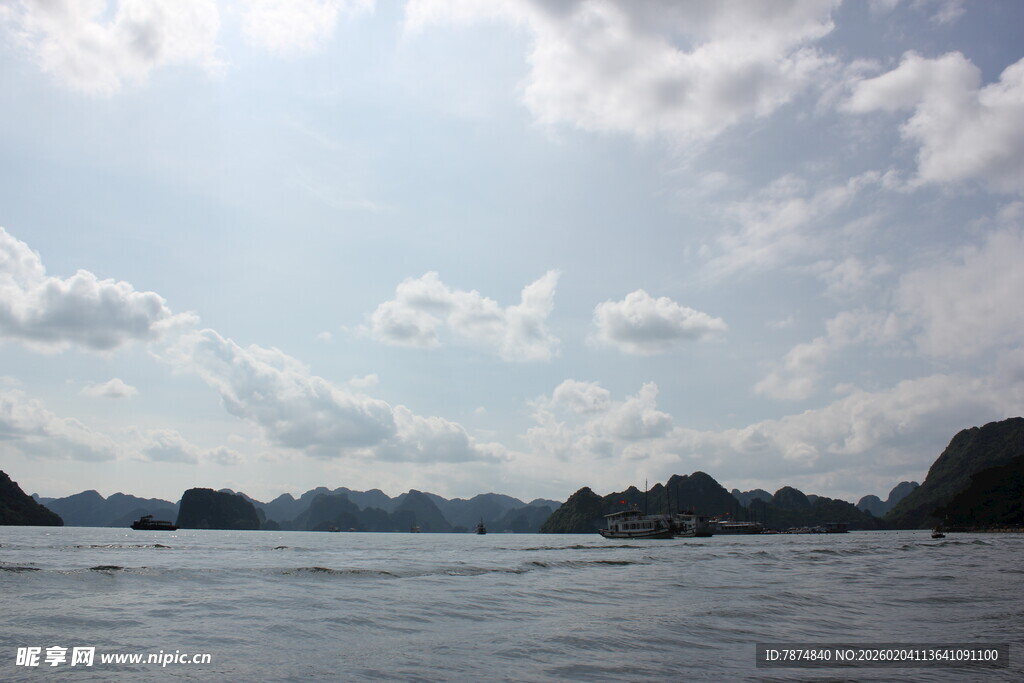 越南宁静湖面与远处葱郁山峦