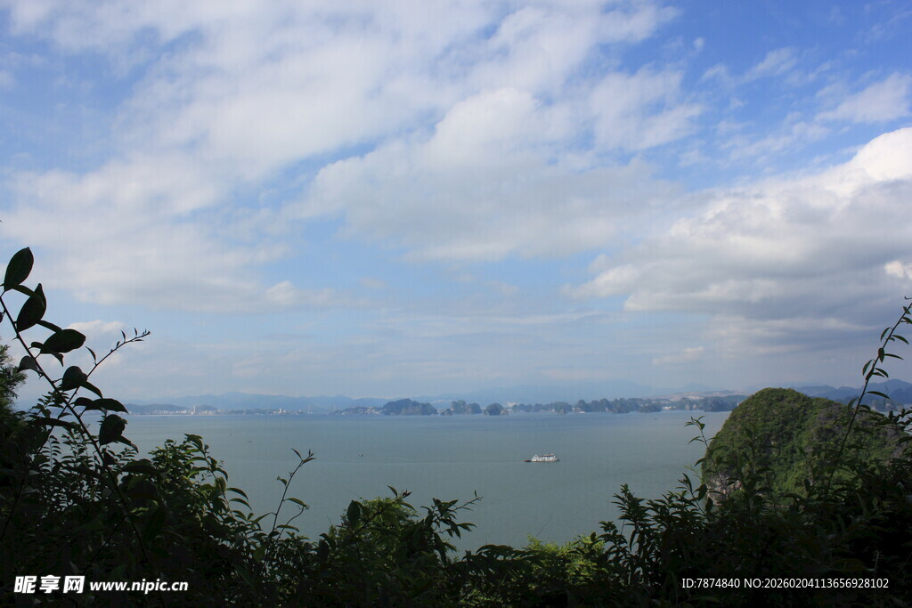 越南海边山峦景致 蓝天白云