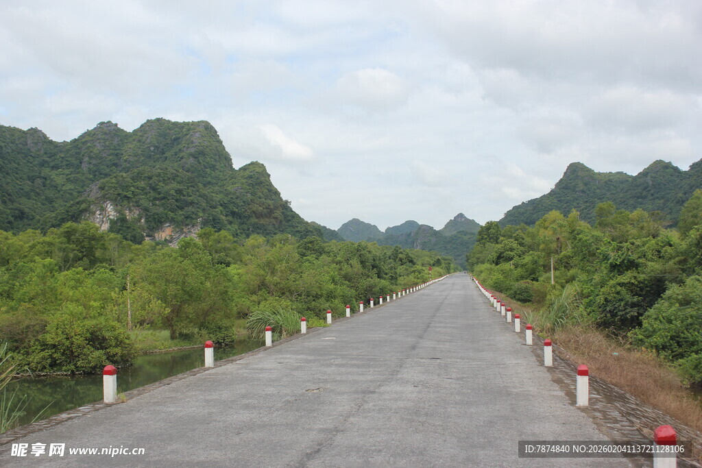 越南山间公路 绿意环绕的通途
