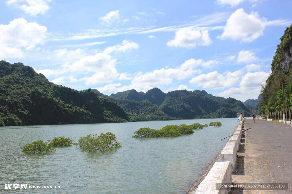 越南湖畔公路美景