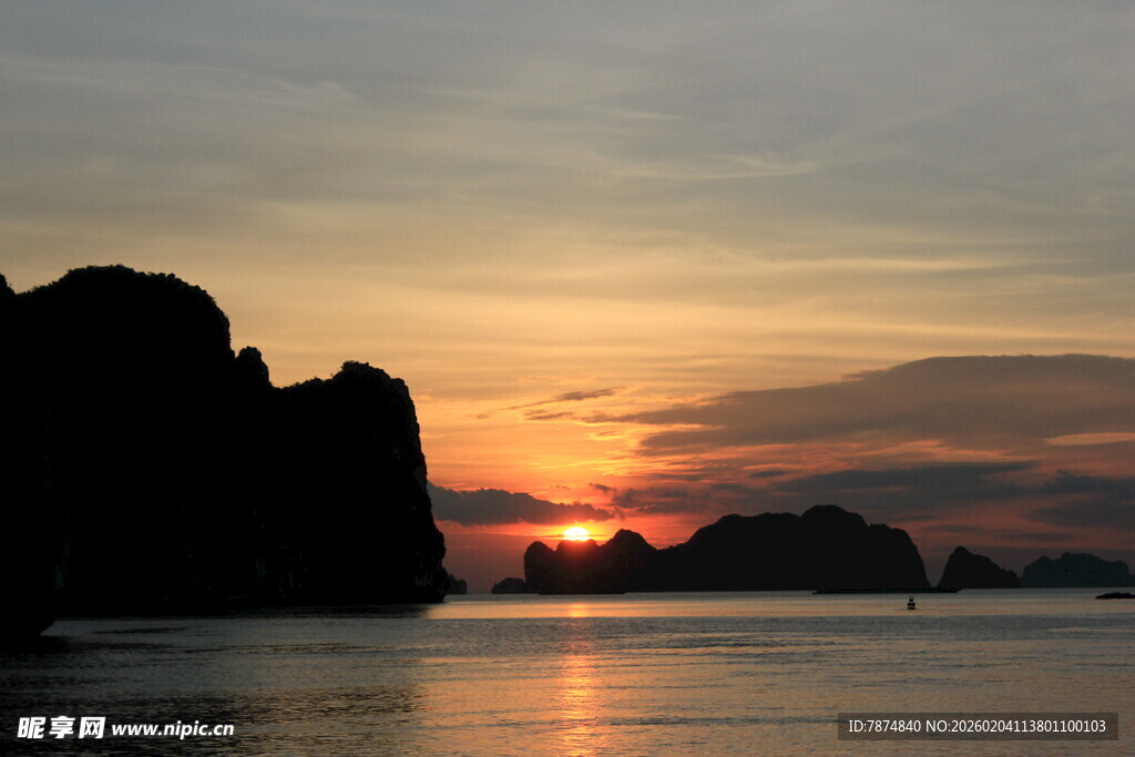 越南海上日落 远山剪影美景