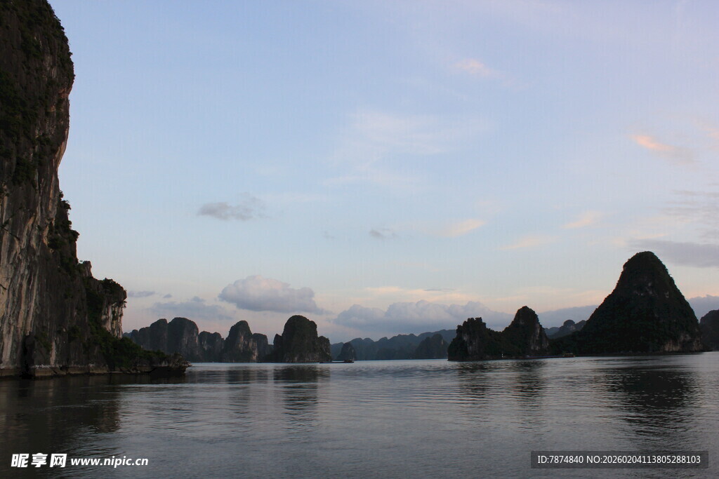 越南宁静山水间的美丽湖景
