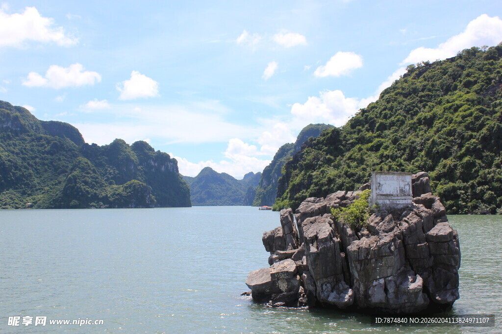 越南海上孤石 青山绿水相伴