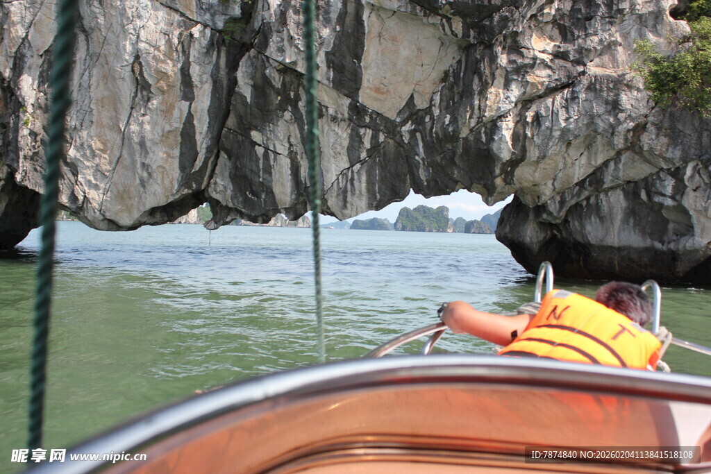 越南乘船穿梭于奇特岩洞中