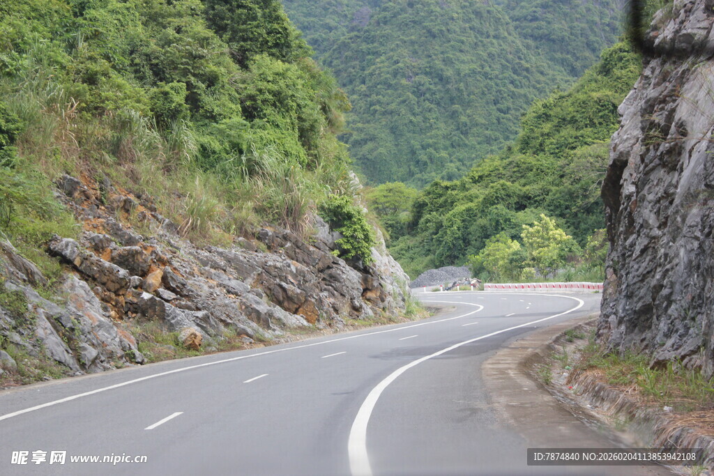 越南蜿蜒山间公路风景秀丽