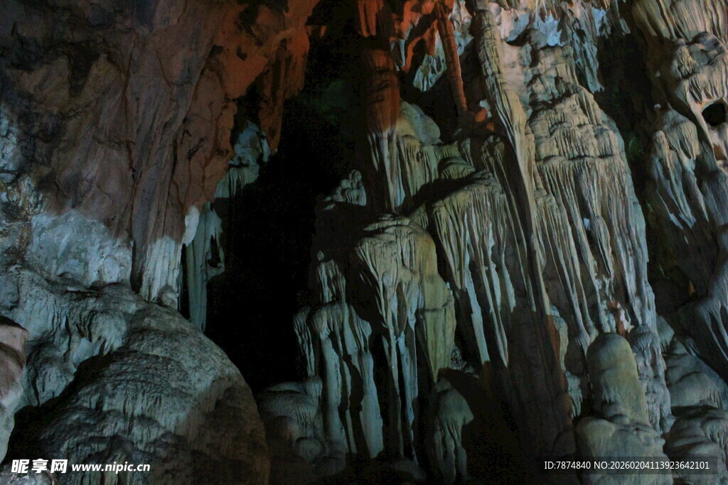 越南神秘溶洞内的奇幻钟乳石