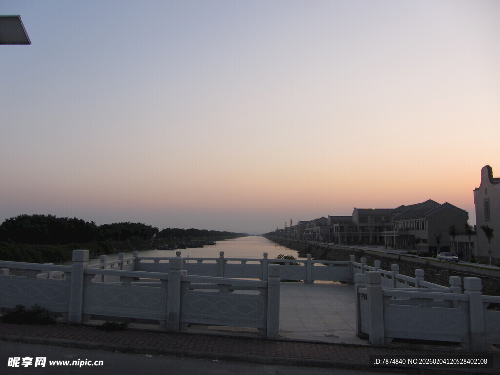 黄昏河畔风景