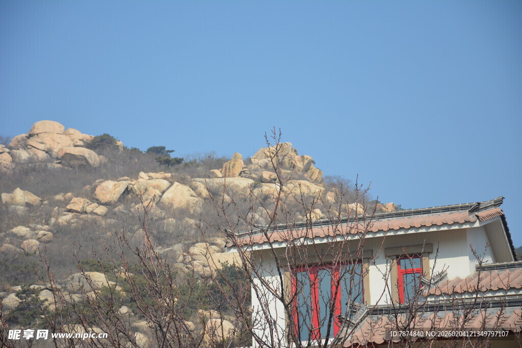 山间小屋伴嶙峋山石