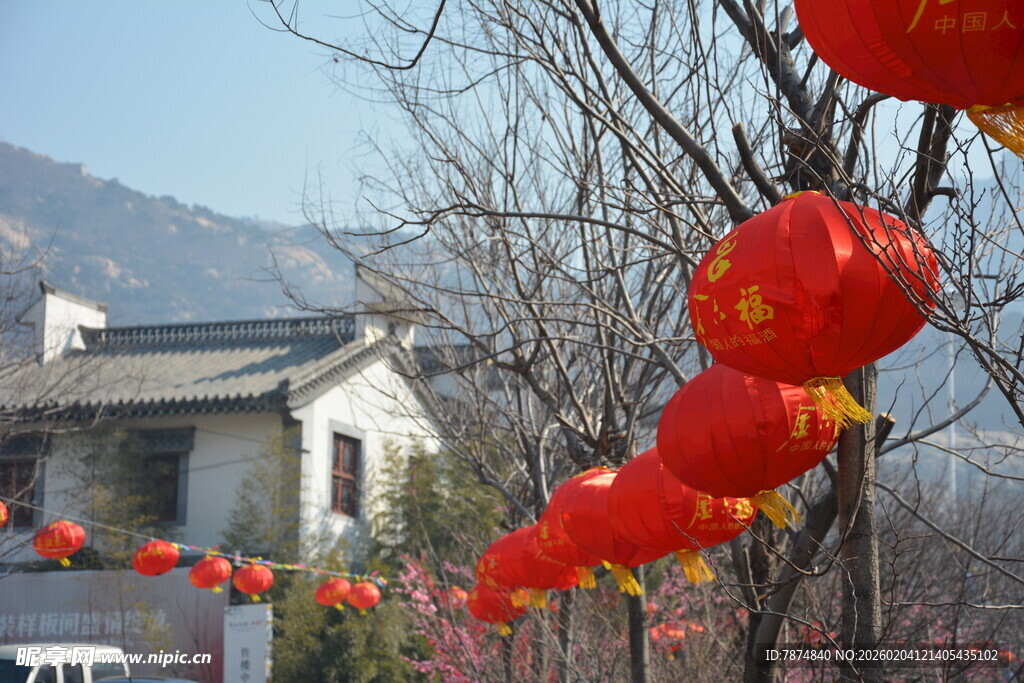 古村红灯笼点缀新春景