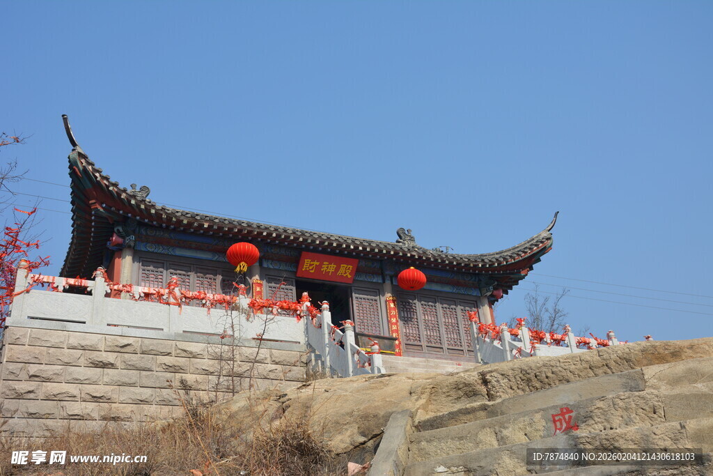 中式古建筑前的游客景象