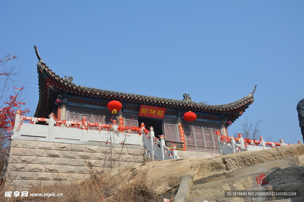 中式古建庙宇 檐角挂红灯