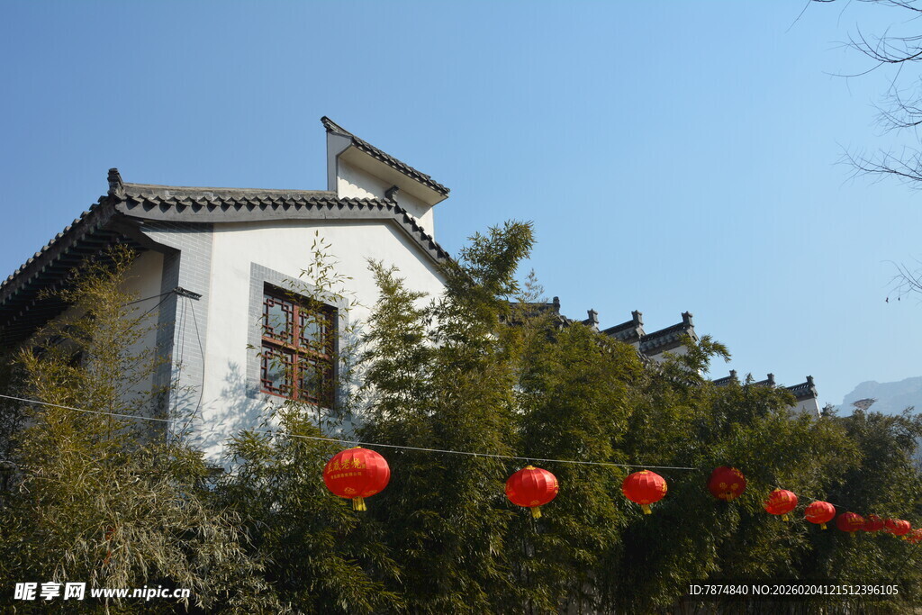 中式古宅挂红灯笼景致