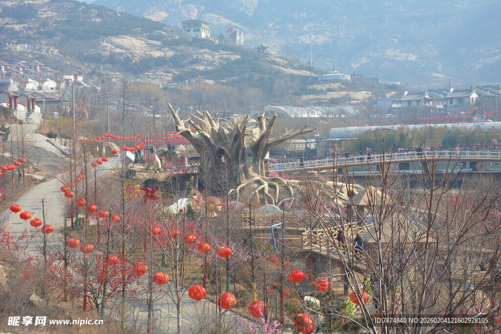 山间挂红灯笼的喜庆小路