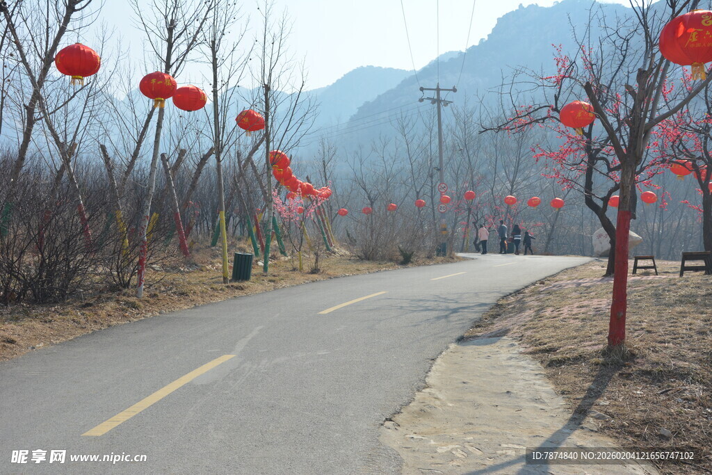山间挂红灯笼的蜿蜒小路